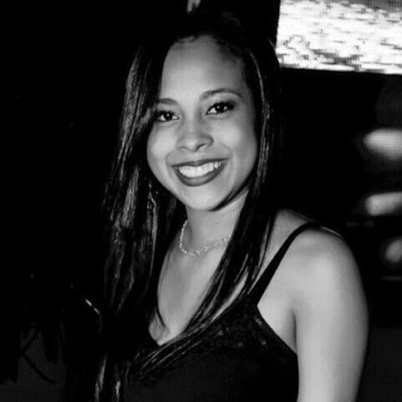 Meet your Posher, Lara - Picture 1 of 1